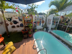 Bangalô térreo, com quintal e piscina privativos